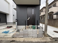 【神奈川県/藤沢市辻堂元町】藤沢市辻堂元町5丁目　新築戸建　NO,2/全2棟 アプローチ：NO,2/全2棟（写真中央）