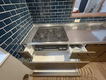 【神奈川県/鎌倉市西鎌倉】鎌倉市西鎌倉二丁目 新築戸建 A棟/全2棟 キッチン:三口コンロ