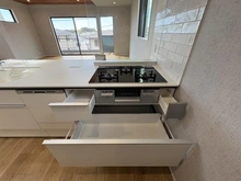 【神奈川県/鎌倉市津】鎌倉市津　新築戸建　2号棟/全2棟 キッチン：三口コンロ・収納