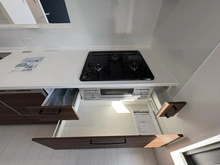 【神奈川県/鎌倉市腰越】鎌倉市腰越4丁目　新築戸建　2号棟/全3棟 キッチン：三口コンロ・収納