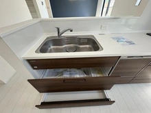 【神奈川県/鎌倉市腰越】鎌倉市腰越4丁目　新築戸建　2号棟/全3棟 キッチン：シンク・収納