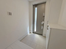 【神奈川県/鎌倉市腰越】鎌倉市腰越4丁目　新築戸建　2号棟/全3棟 玄関