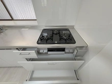 【神奈川県/鎌倉市稲村ガ崎】鎌倉市稲村ガ崎1丁目　中古戸建 キッチン：三口コンロ