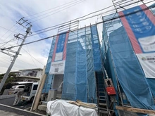 【神奈川県/横浜市磯子区磯子】横浜市磯子区磯子8丁目　新築戸建　2号棟/全3棟 建築中の外観：2号棟/全3棟　写真中央