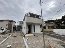 【神奈川県/茅ヶ崎市東海岸南】茅ヶ崎市東海岸南4丁目　A号棟/全4棟 建築中の外観：A号棟/全4棟（写真中央）