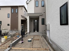 【神奈川県/茅ヶ崎市東海岸南】茅ヶ崎市東海岸南4丁目　C号棟/全4棟 アプローチ：C号棟/全4棟（写真中央）