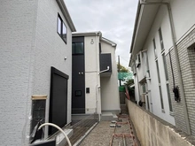 【神奈川県/茅ヶ崎市東海岸南】茅ヶ崎市東海岸南4丁目　D号棟/全4棟 建築中の外観：D号棟/全4棟（写真中央）