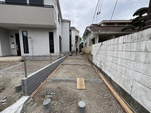 【神奈川県/茅ヶ崎市東海岸南】茅ヶ崎市東海岸南4丁目　D号棟/全4棟 アプローチ：D号棟/全4棟（写真中央）