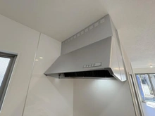 【神奈川県/平塚市平塚】平塚市平塚1丁目1期　新築戸建　1号棟/全2棟 キッチン：レンジフード