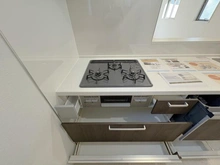 【神奈川県/平塚市平塚】平塚市平塚1丁目1期　新築戸建　1号棟/全2棟 キッチン：三口コンロ