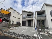 【神奈川県/茅ヶ崎市浜須賀】茅ヶ崎市浜須賀 新築戸建 1号棟(全2棟) 建築中の外観：1号棟/全2棟（写真中央）