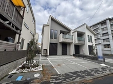 【神奈川県/茅ヶ崎市浜須賀】茅ヶ崎市浜須賀 新築戸建 1号棟(全2棟) 建築中の外観：1号棟/全2棟（写真中央）