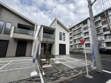 【神奈川県/茅ヶ崎市浜須賀】茅ヶ崎市浜須賀 新築戸建 2号棟(全2棟) 建築中の外観：2号棟/全2棟（写真中央）