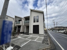 【神奈川県/茅ヶ崎市浜須賀】茅ヶ崎市浜須賀 新築戸建 2号棟(全2棟) 建築中の外観：2号棟/全2棟（写真中央）