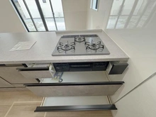 【神奈川県/横浜市泉区和泉中央北】泉区和泉中央北3丁目　新築戸建　1号棟/全3棟 キッチン：三口コンロ