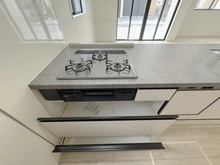 【神奈川県/横浜市泉区和泉中央北】泉区和泉中央北3丁目　新築戸建　2号棟/全3棟 キッチン：三口コンロ