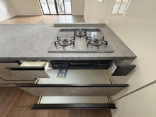 【神奈川県/横浜市泉区和泉中央北】泉区和泉中央北3丁目　新築戸建　3号棟/全3棟 キッチン：三口コンロ