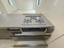 【神奈川県/横浜市栄区長沼町】栄区長沼町2期新築戸建　全1棟 キッチン：三口コンロ