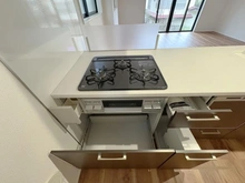 【神奈川県/鎌倉市腰越】鎌倉市腰越1丁目　新築戸建　1号棟/全2棟 キッチン：三口コンロ