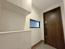 【神奈川県/鎌倉市腰越】鎌倉市腰越1丁目　新築戸建　1号棟/全2棟 玄関