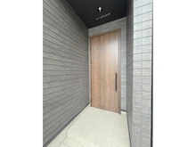 【神奈川県/鎌倉市腰越】鎌倉市腰越1丁目　新築戸建　1号棟/全2棟 玄関