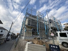 【神奈川県/横浜市磯子区森が丘】磯子区森が丘二丁目　新築戸建　1号棟/全3棟 建築中の外観：1号棟/全3棟、中央