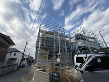 【神奈川県/横浜市磯子区森が丘】磯子区森が丘二丁目　新築戸建　1号棟/全3棟 建築中の外観：1号棟/全3棟、中央