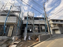 【神奈川県/横浜市磯子区森が丘】磯子区森が丘二丁目　新築戸建　3号棟/全3棟 建築中の外観：3号棟/全3棟、中央