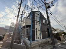 【神奈川県/横浜市磯子区森が丘】磯子区森が丘二丁目　新築戸建　3号棟/全3棟 建築中の外観：3号棟/全3棟、中央