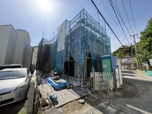 【神奈川県/逗子市久木】逗子市久木3丁目　新築戸建　1号棟/全2棟 建築中の外観：中央、1号棟/全2棟
