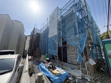 【神奈川県/逗子市久木】逗子市久木3丁目　新築戸建　2号棟/全2棟 建築中の外観：左側奥、2号棟/全2棟
