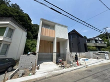 【神奈川県/鎌倉市大町】鎌倉市大町3丁目　新築戸建　1号棟/全2棟 建築中の外観：中央、1号棟/全2棟