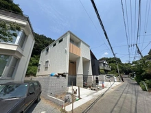 【神奈川県/鎌倉市大町】鎌倉市大町3丁目　新築戸建　1号棟/全2棟 建築中の外観：中央、1号棟/全2棟