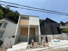 【神奈川県/鎌倉市大町】鎌倉市大町3丁目　新築戸建　1号棟/全2棟 建築中の外観：中央、1号棟/全2棟