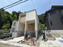 【神奈川県/鎌倉市大町】鎌倉市大町3丁目　新築戸建　1号棟/全2棟 建築中の外観：中央、1号棟/全2棟