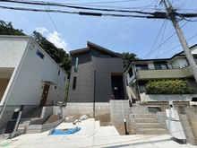 【神奈川県/鎌倉市大町】鎌倉市大町3丁目　新築戸建　2号棟/全2棟 建築中の外観：中央、2号棟/全2棟
