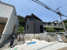 【神奈川県/鎌倉市大町】鎌倉市大町3丁目　新築戸建　2号棟/全2棟 建築中の外観：中央、2号棟/全2棟