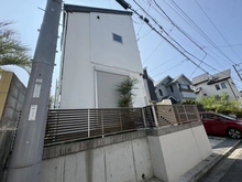 【神奈川県/鎌倉市腰越】鎌倉市腰越1丁目　中古戸建 外観：画像中央