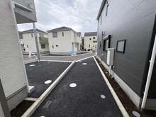 【神奈川県/藤沢市城南】藤沢市城南第6（I期）新築分譲住宅全7棟2号棟 駐車場：全7棟
画像中央駐車場