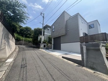 【神奈川県/横浜市港南区日野南】港南区日野南7丁目　新築戸建　全1棟 前面道路：南西側から撮影