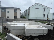 【神奈川県/藤沢市円行】藤沢市円行　新築戸建1号棟(全3棟) 建築中の外観：全3棟　写真中央