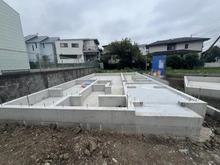 【神奈川県/藤沢市円行】藤沢市円行　新築戸建2号棟(全3棟) 建築中の外観：全3棟　写真中央