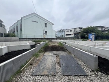 【神奈川県/藤沢市円行】藤沢市円行　新築戸建2号棟(全3棟) 建築中の外観：全3棟(敷地は中央)