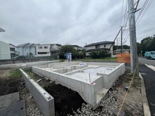 【神奈川県/藤沢市円行】藤沢市円行　新築戸建3号棟(全3棟) 建築中の外観：全3棟　写真中央