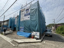 【神奈川県/鎌倉市関谷】鎌倉市関谷 新築戸建1号棟（全2棟） 建築中の外観：1号棟/全2棟（写真中央）