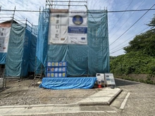 【神奈川県/鎌倉市関谷】鎌倉市関谷 新築戸建1号棟（全2棟） 建築中の外観：1号棟/全2棟（写真中央）