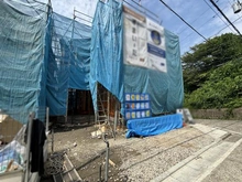 【神奈川県/鎌倉市関谷】鎌倉市関谷 新築戸建1号棟（全2棟） 建築中の外観：1号棟/全2棟（写真中央）