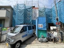【神奈川県/鎌倉市関谷】鎌倉市関谷 新築戸建2号棟（全2棟） 建築中の外観：2号棟/全2棟（写真中央）
