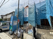 【神奈川県/鎌倉市関谷】鎌倉市関谷 新築戸建2号棟（全2棟） 建築中の外観：2号棟/全2棟（写真中央）