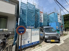 【神奈川県/鎌倉市関谷】鎌倉市関谷 新築戸建2号棟（全2棟） 建築中の外観：2号棟/全2棟（写真中央）